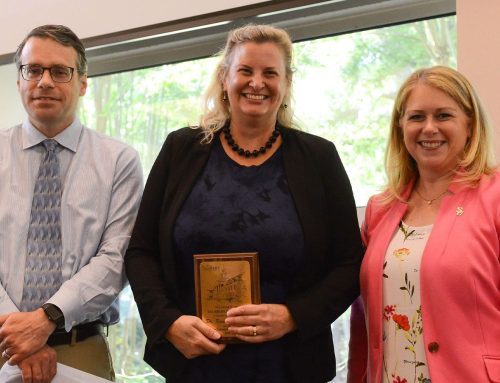 Dr. Walton receives faculty award